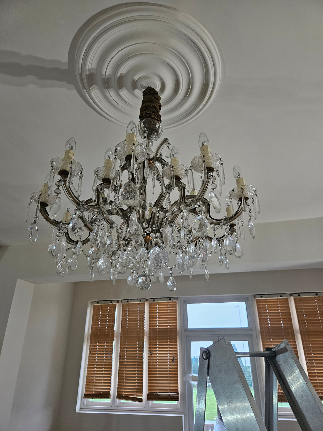 Chandelier Cleaning: Southend